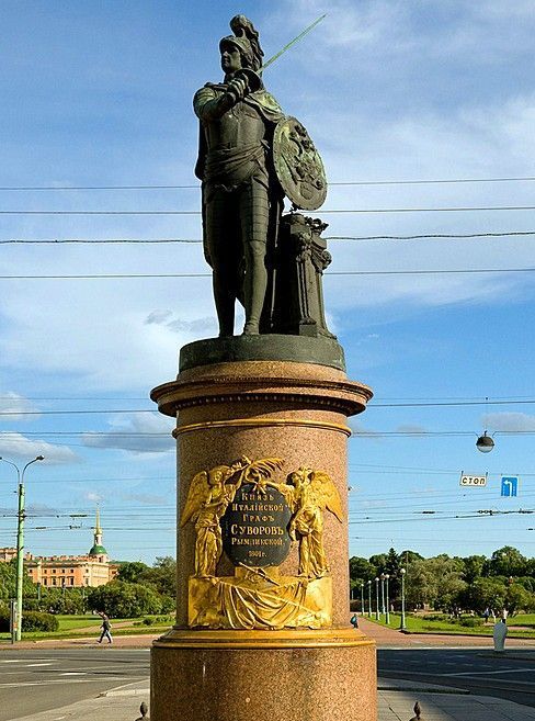 Plaza y monumento a Suvórov
