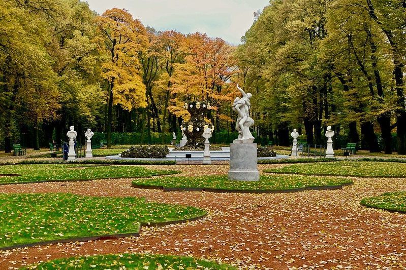 Jardín de verano: fuentes y esculturas